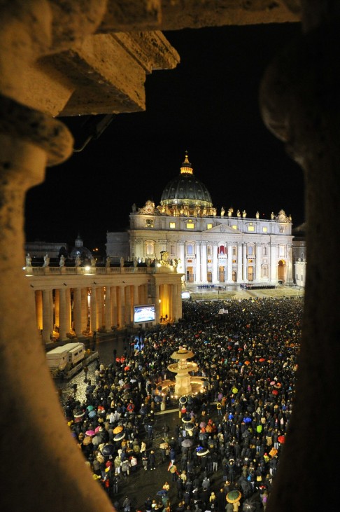 Papst Papstwahl Vatikan Kardinäle Petersdom Sixtinische Kapelle Petersplatz Gläubige Katholiken
