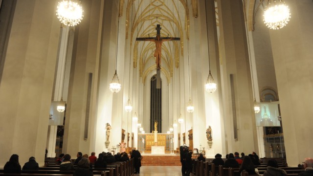 Frauenkirche während der Papstwahl: Die Frauenkirche in München