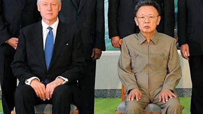 Nordkorea: Kim Jong Il: Nach langer Zeit wieder ein offizielles Bild: Kim Jong Il und Amerikas Ex-Präsident Bill Clinton.