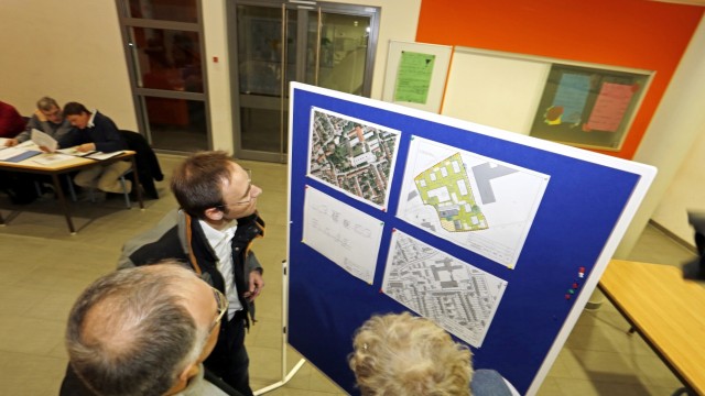 Stadtentwicklung: Die Pläne für Neubauten in Waldram waren am Mittwoch in der Volksschule zu sehen. Man kann sie auch im Internet studieren.