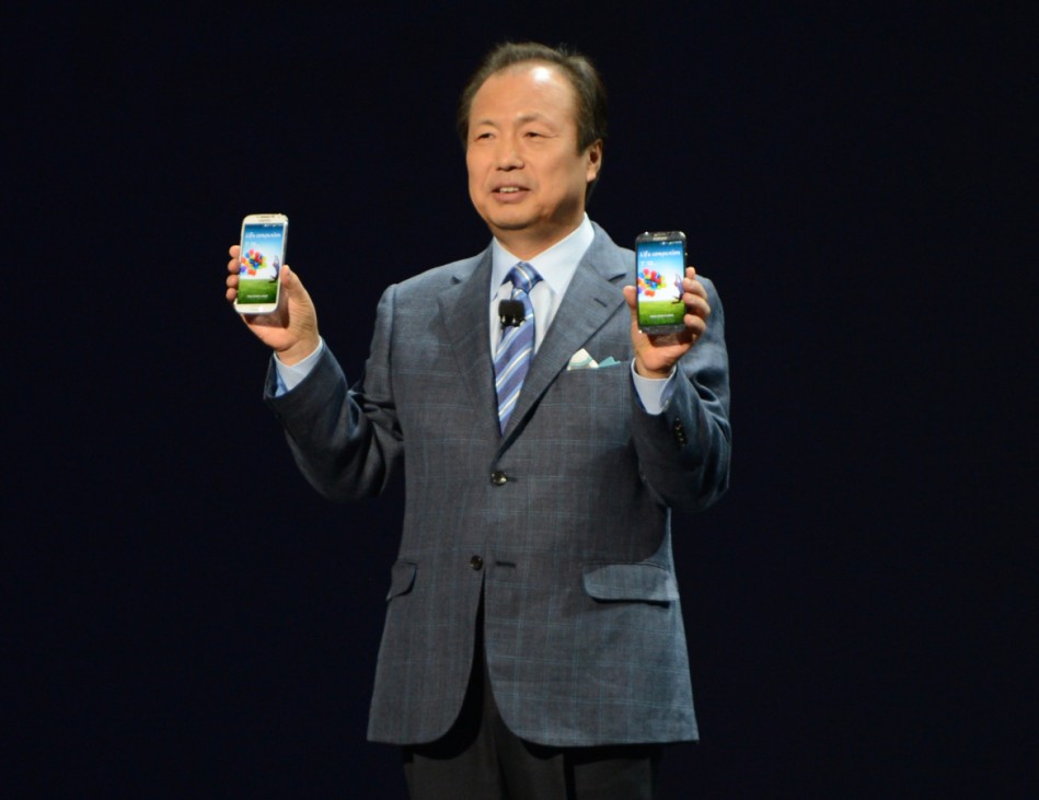 Samsung unveils new champion in smartphone war