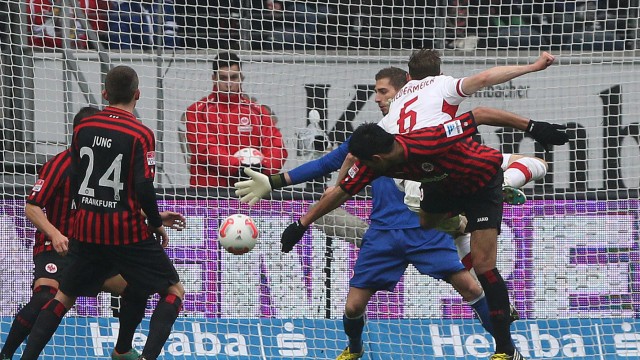 Sonntagsspiele der Bundesliga: So sah es aus, als der VfB in Frankfurt den Siegtreffer erzielte: Georg Niedermeier traf per Kopf zum 1:2.