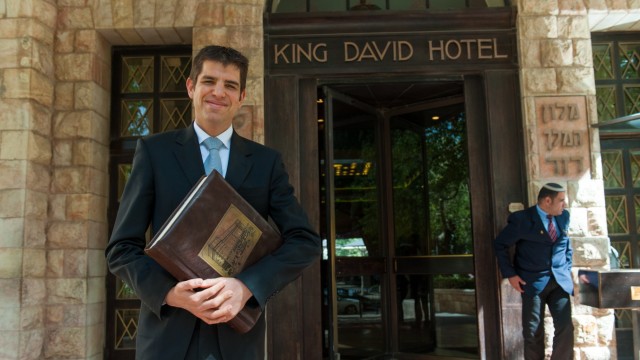 King David Hotel in Jerusalem: Roni Carmel, Official Delegations Manager im King David Hotel. In der Hand hält er ein Goldenes Buch, in dem die Unterschriften vieler prominenter Gäste gesammelt sind.