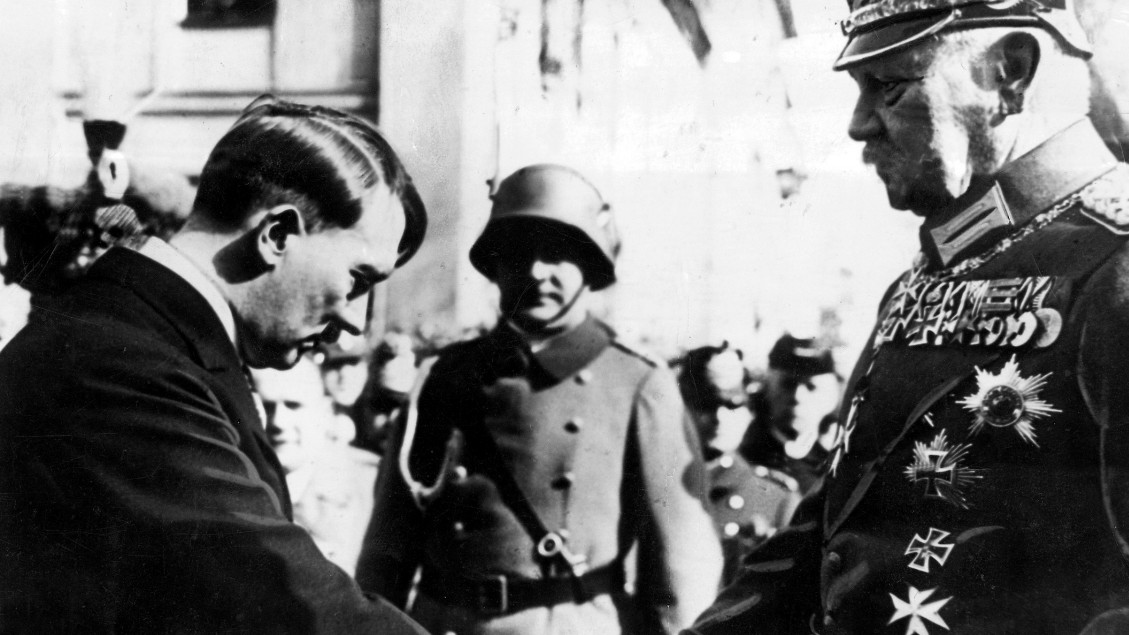 Tag von Potsdam" - Hindenburgs Handschlag mit Hitler - Politik - SZ.de
