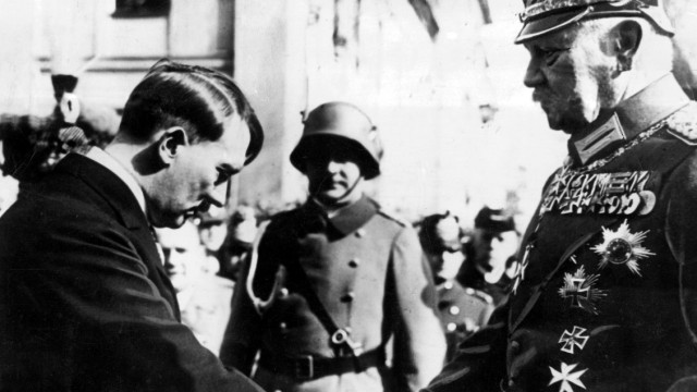 Adolf Hitler verneigt sich vor Paul von Hindenburg, 1933 | Adolf Hitler bows to Paul von Hindenburg, 1933