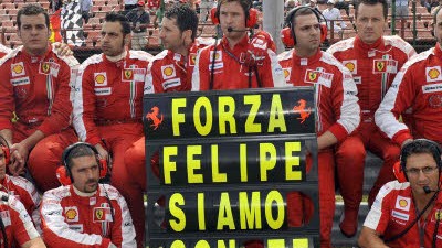 Unfall in der Formel 1: Auf geht's Felipe - Wir sind bei Dir: die Ferrari-Mannschaft nach dem Unfall ihres Fahrers.