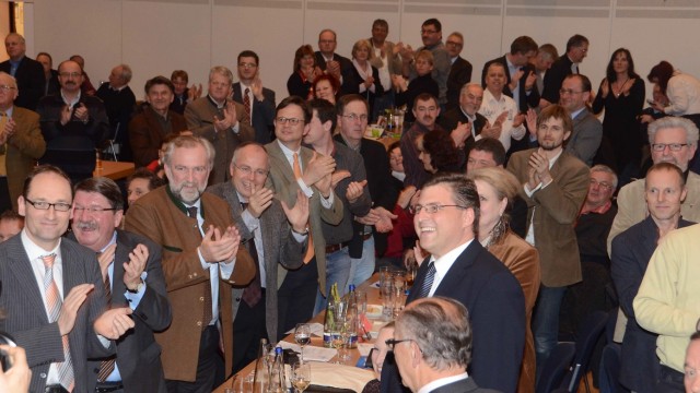 CSU-Landratskandidat: Standing Ovations für den CSU-Landratskandidaten Stefan Löwl (in der Mitte), der unter dem Beifall seiner Parteifreunde fasziniert nach vorne auf die Leinwand schaut, auf die sein Traumergebnis projeziert wird.