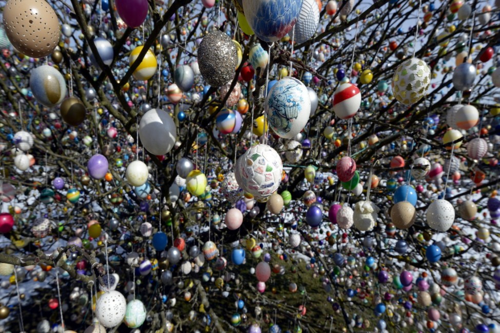 Man Decorates Tree With 10,000 Easter Eggs