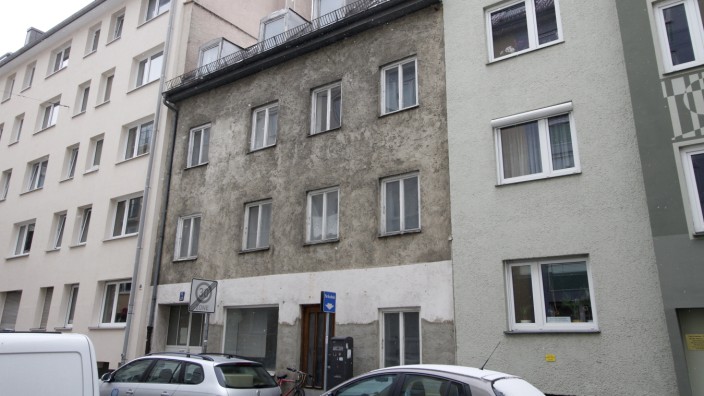 Wohnungen in München: Eine Gesellschaft des Finanzministeriums hat das etwas baufällige Haus in der Linprunstraße verkauft.