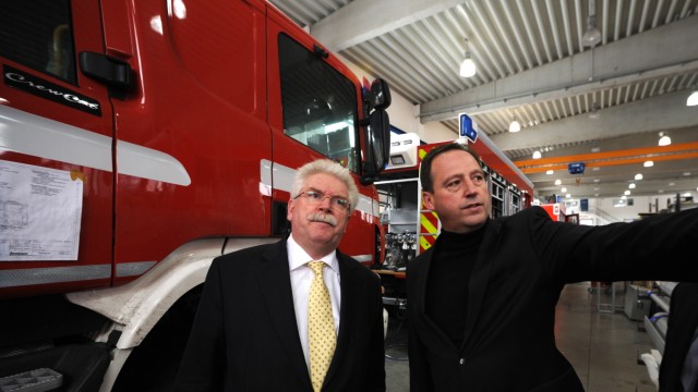 Besuch beim Spezialisten: Wirtschaftsminister Martin Zeil lässt sich von Lentner-Chef Mathias Hausmann Feuerwehrautos zeigen.