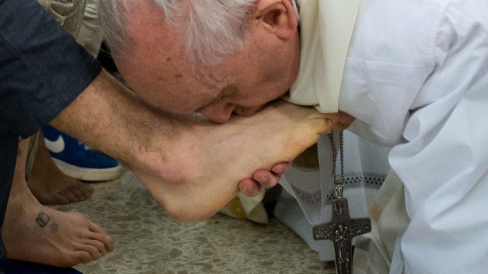 Papst Franziskus wäscht Häftlingen die Füße