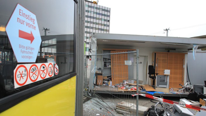 Linienbus prallt gegen Reisezentrum der Bahn AG
