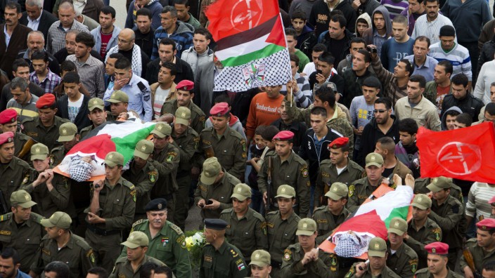 Nahost-Konflikt: Zur Beerdigung des verstorbenen Fatah-Aktivisten und der zwei getöteten kamen am Donnerstag in Ramallah mehrere Tausend Menschen.