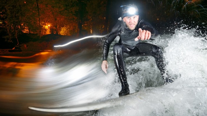 Video "Winter Eisbach": Nachtschicht: Maximilian Schwarzkopf reitet die Eisbachwelle.