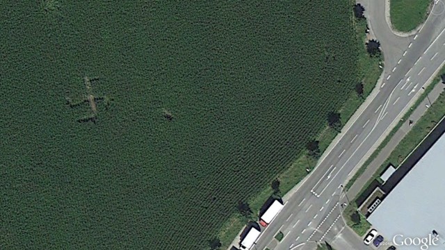 Karlsfeld: Das Satellitenbild zeigt das Hakenkreuz mitten in der Wiese.