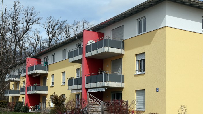 Mieten in Dachau: Die Genossenschaftswohnungen in der Hebertshauser Straße in Dachau sind 2013 von der Bayerischen Staatsregierung an die Patrizia AG verkauft worden. (Archivbild)