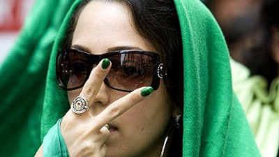 Iran: Eine iranische Demonstrantin am 25. Juli: Auf das Peace-Zeichen hat die Polizei auch diesmal nicht reagiert.