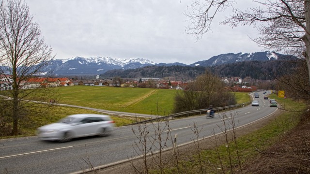 Bad Tölz: Knapp die Hälfte der Wiese zwischen den neuen Häusern im Oberen Griesfeld und der Bundesstraße 472 will ein Immobilienunternehmen mit Reihen- und Doppelhäusern bebauen. Der Bauausschuss lehnte einstimmig ab.