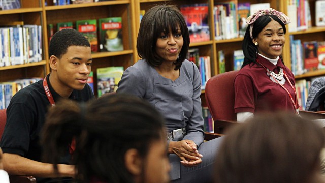 Michelle Obama über Waffengewalt: Nach ihrer Rede besuchte die First Lady die Harper High School in Chicago.