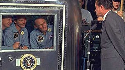 Landung auf dem Mond: Präsident Richard Nixon begrüßt die Astronauten bei ihrer Heimkehr vom Mond.