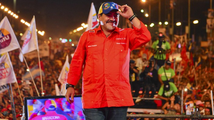 Präsidentschaftswahl in Venezuela: Von Tausenden gefeiert: Argentiniens "Hand Gottes" bei einer Kundgebung von Interimspräsident Maduro.
