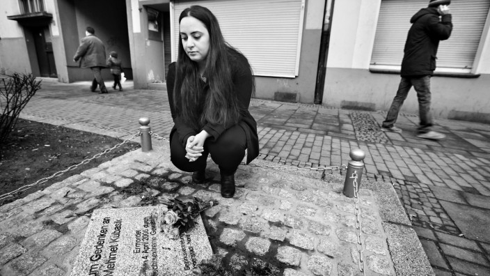 NSU-Prozess: Gamze Kubaşık vor einer Gedenktafel, die an die Ermordung ihres Vaters erinnert.
