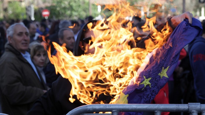 Vereinbarung der Euro-Finanzminister: Demonstranten auf Zypern verbrannten vergangene Woche aus Protest gegen die Sparvorgaben aus Brüssel eine EU-Fahne