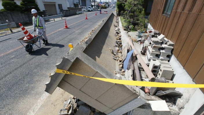 Schwerer Erdstoß nahe Kobe: Auf der Insel Awaji zerstörte das Beben eine Mauer