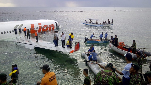 Lion Air flight makes emergency landing at Bali shore