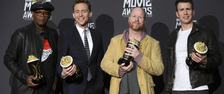 Der "Avengers"-Cast posiert mit den Trophäen der MTV Movie Awards: Samuel L. Jackson, Regisseur Joss Whedon, Tom Hiddleston, Chris Evans.