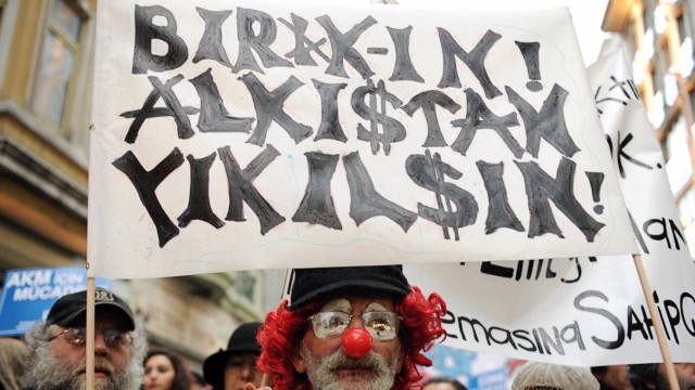 32. Internationales Filmfestival Istanbul: Ein Demonstrant, maskiert als Clown, protestiert im Dezember 2011 gegen den Abriss des Emek-Kinos. Auf dem Plakat steht: "Lasst es in Frieden! Wenn es schon zerstört werden soll, dann durch den Applaus des Publikums."