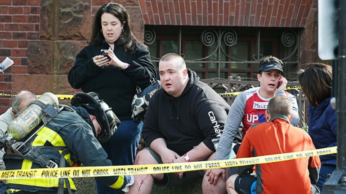 Anschlag in Boston: Während sich die einen um die Verletzten kümmern, verbreiten die anderen Bilder und Informationen in Echtzeit über ihre Smartphones.