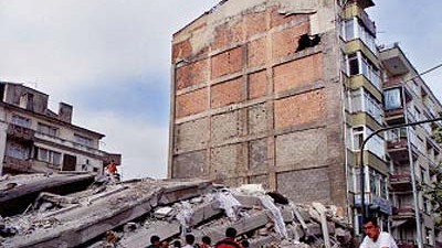 Geologie: Das Erdbeben, das 1999 in der türkischen Stadt Izmit 20.000 Opfer forderte, könnte ein Beispiel für die Super-Speed-Beben gewesen sein.