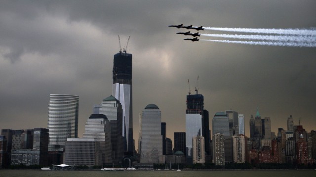 Kampfflugzeuge der US Navy über dem noch nicht fertiggestellten World Trade Center in New York