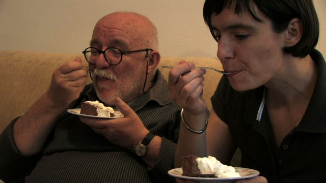 13. goEast-Festival in Wiesbaden: Gemeinsames Essen als Therapieform: Dana Budisavljevic (rechts) mit ihrem Vater.