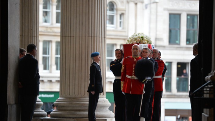 Trauerfeier für Margaret Thatcher in London: Soldaten tragen den Sarg von Margaret Thatcher in die St Paul's Cathedral.