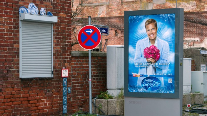 Katja Krasavice bei DSDS: One Billboard inside Stralsund, Mecklenburg-Vorpommern: Dieter Bohlen, bisschen ölig auf Leinwand, 2012.
