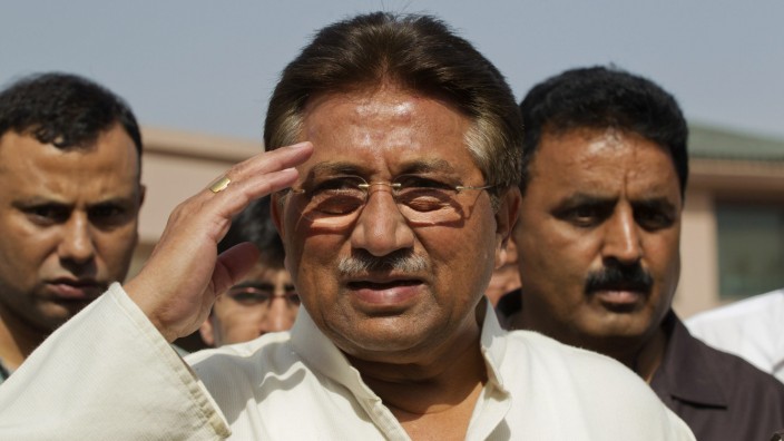 Pakistans ehemaliger Präsident Musharraf salutiert