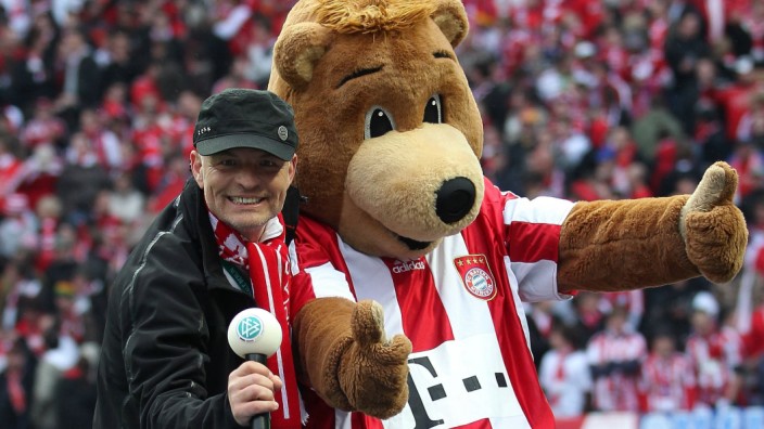 FC Bayern München: Seit 20 Jahren Stadionsprecher des FC Bayern München: Stephan Lehmann, hier mit Maskottchen Bernie.