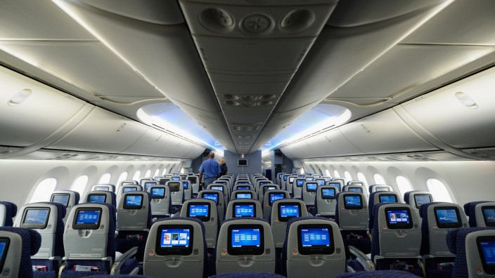 United Airlines Highlights A 787 Dreamliner
