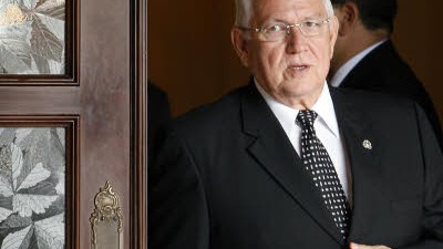 Politik kompakt: Honduras' Übergangspräsident Roberto Micheletti: Freiwilliger Rückzug, wenn Vorgänger Manuel Zelaya nicht zurückkehrt.