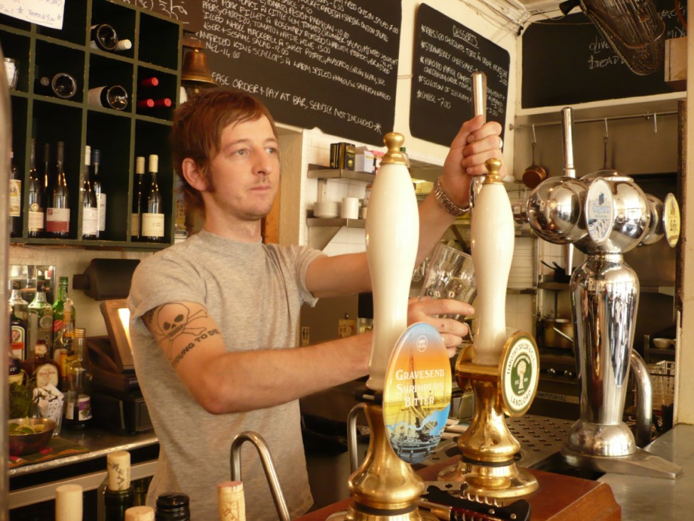 Barkeeper in Pub in London Großbritannien
