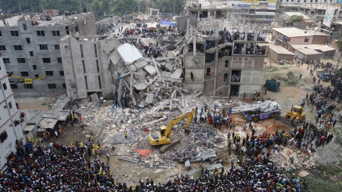 Modeindustrie: Am 25. April 2013 stürzte das Rana-Plaza-Gebäude in Bangladesch ein. Viele Arbeiterinnen und Arbeiter der Textilfabrik kamen dabei ums Leben oder wurden schwer verletzt.