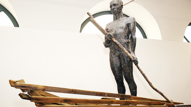 Künstlervereinigung Dachau: Der Fährmann von Matthias Rodach sieht aus, als wäre er aus Bronze, ist aber tatsächlich aus Plastik.