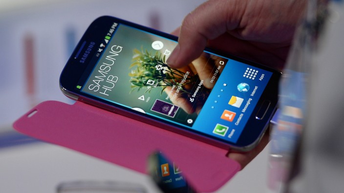 Sanktionen gegen Atomprogramm: Ein Smartphone von Samsung: Künftig will das südkoreanische Unternehmen seine Online-Stores in Iran sperren.