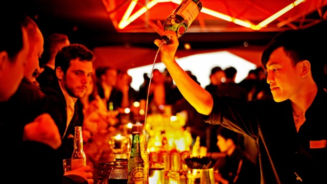 Nightlife-Guide fürs Wochenende: Behandle den Barkeeper so, wie du behandelt werden möchtest - und du wirst beim nächsten Mal vielleicht schneller bedient.