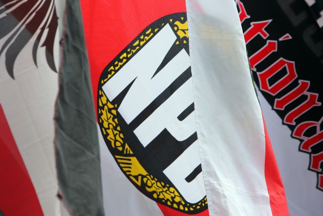 Fahne mit NPD-Logo