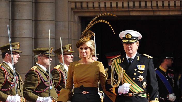 Stilkritik zum "Fascinator": Royalen Federschmuck trug Máxima anlässlich der  Hochzeit des luxemburgischen Thronfolgerpaares Guillaume und Stéphanie.