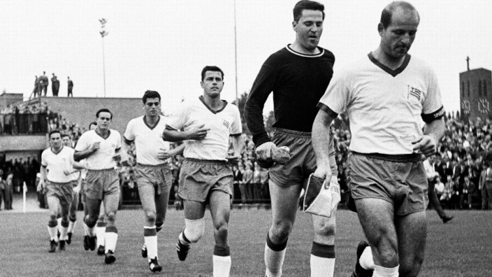 Bundesliga: Erster der Letzten: Kapitän Hans-Günter Becker (rechts) führt im August 1965 das Team von Tasmania Berlin beim Spiel in Mönchengladbach (0:5) an.