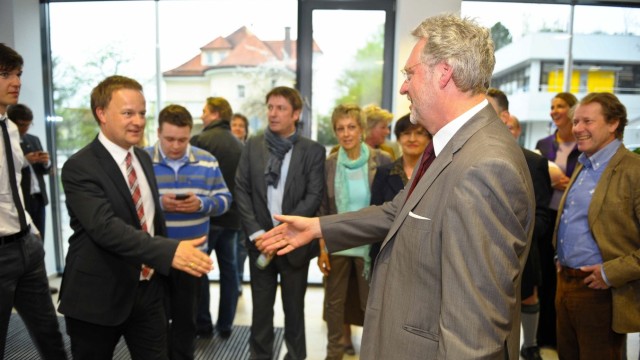 Wahlergebnisse liegen vor: Bei der Landrats-Stichwahl im April 2013 musste sich SPD-Bewerber Ernst Böhm (rechts) seinem CSU-Konkurrenten Robert Niedergesäß (links) geschlagen geben. Nun zieht Böhm als Stimmenkönig der SPD in den Kreistag ein.